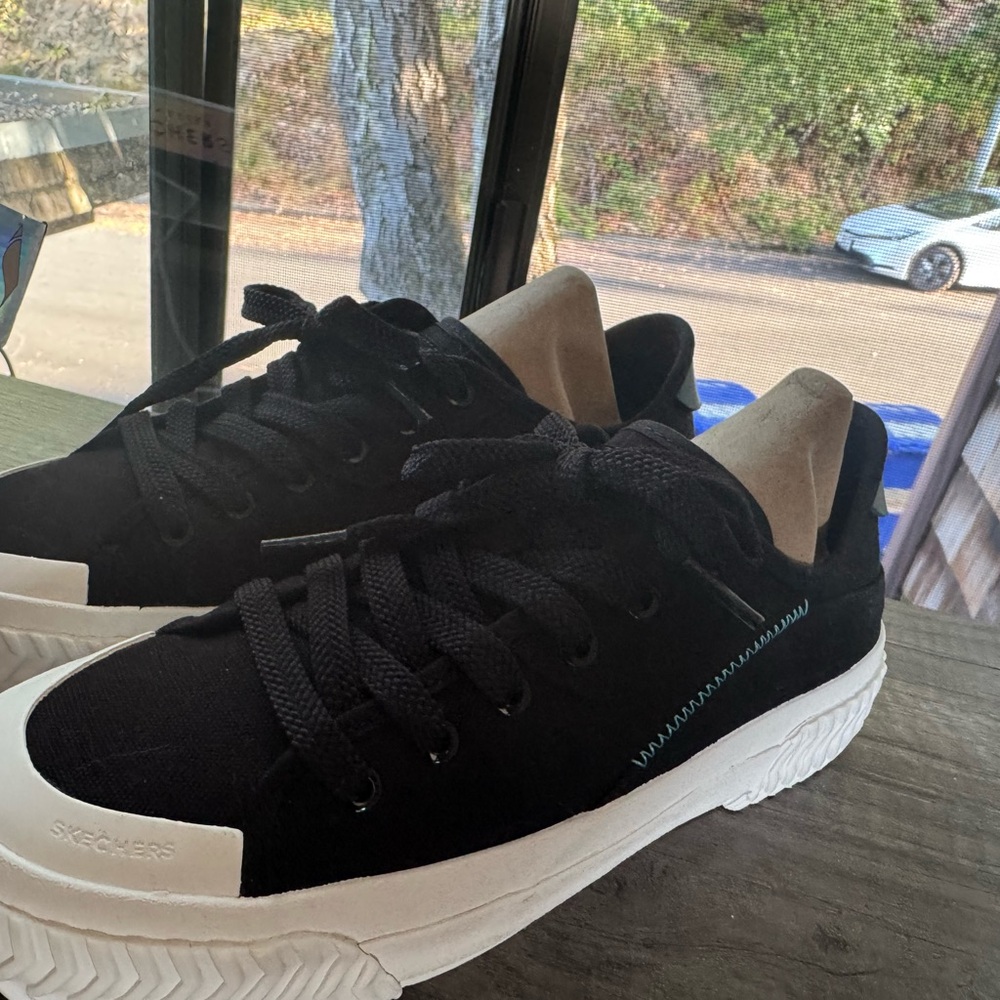 Women’s Skechers Sneakers - Black 7.5